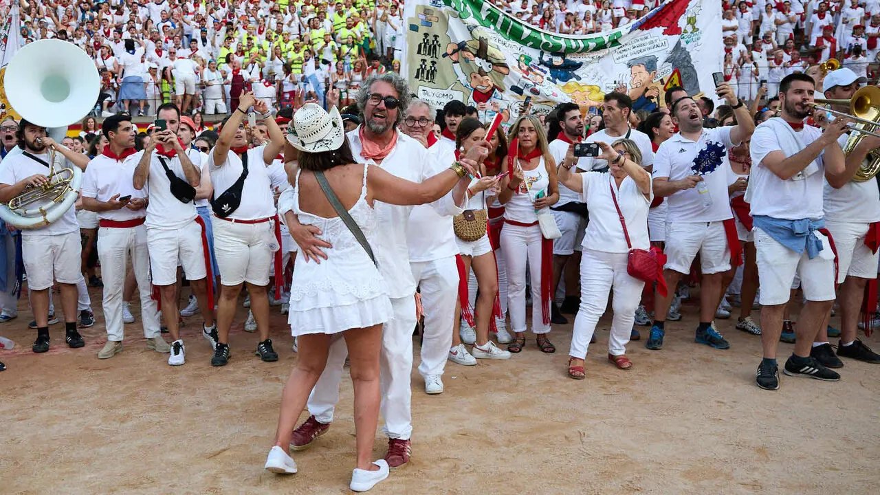 Despedida de las pe&ntilde;as en la Plaza de Toros de Pamplona en el &uacute;ltimo d&iacute;a de las fiestas de San Ferm&iacute;n de 2026. I&Ntilde;IGO ALZUGARAY