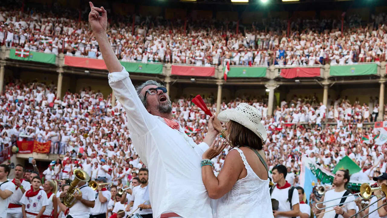 Despedida de las pe&ntilde;as en la Plaza de Toros de Pamplona en el &uacute;ltimo d&iacute;a de las fiestas de San Ferm&iacute;n de 2026. I&Ntilde;IGO ALZUGARAY
