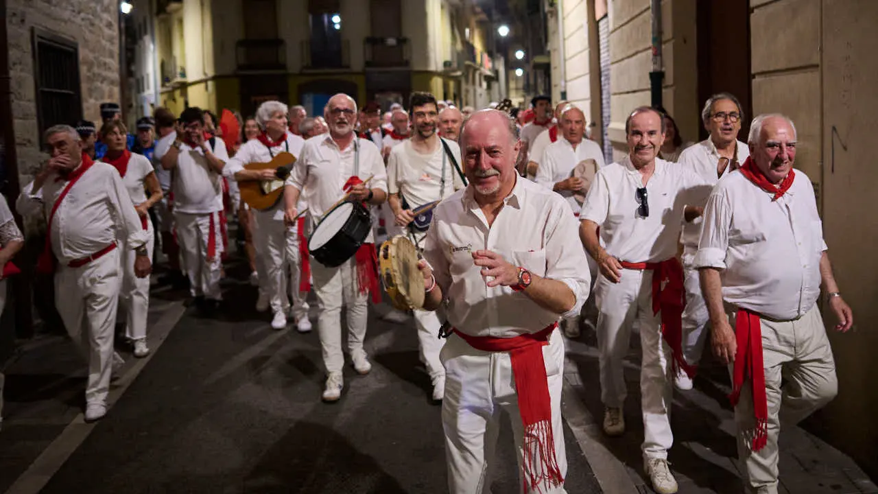 La Cofrad&iacute;a de San Saturnino ofrece el Pobre de Mi alternativo en honor al Guti. PABLO LASAOSA