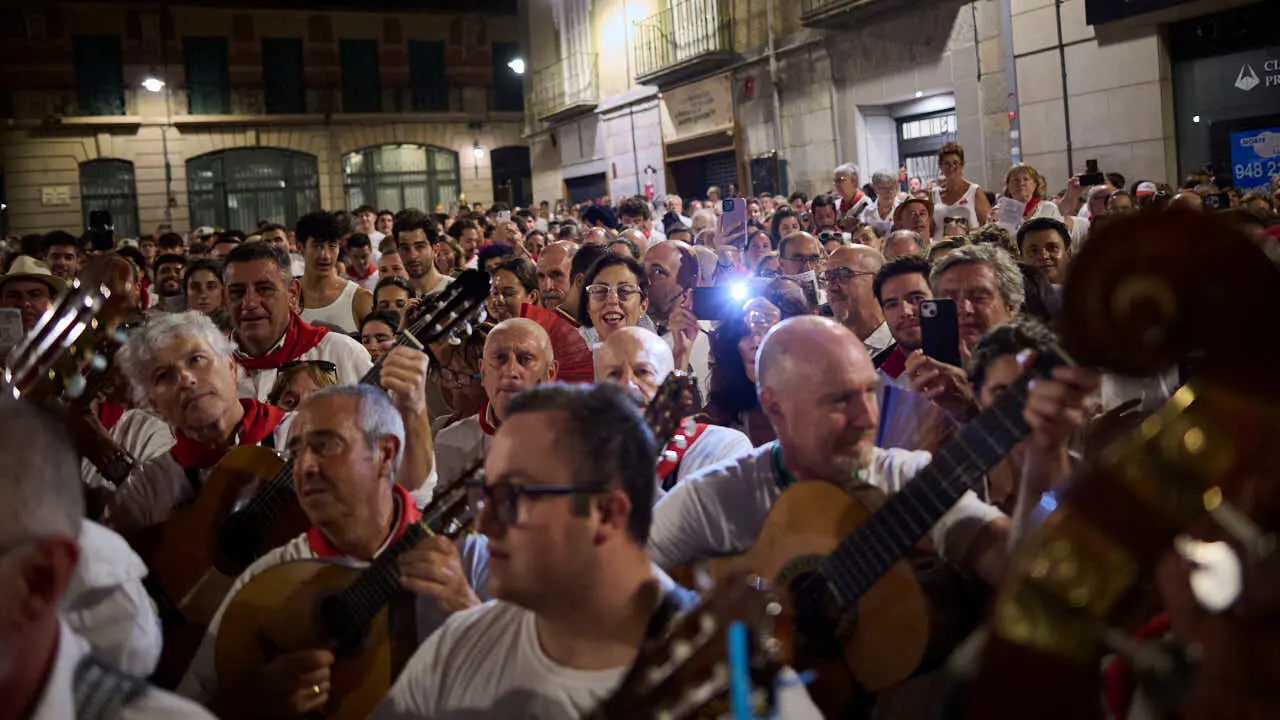 La Cofrad&iacute;a de San Saturnino ofrece el Pobre de Mi alternativo en honor al Guti. PABLO LASAOSA