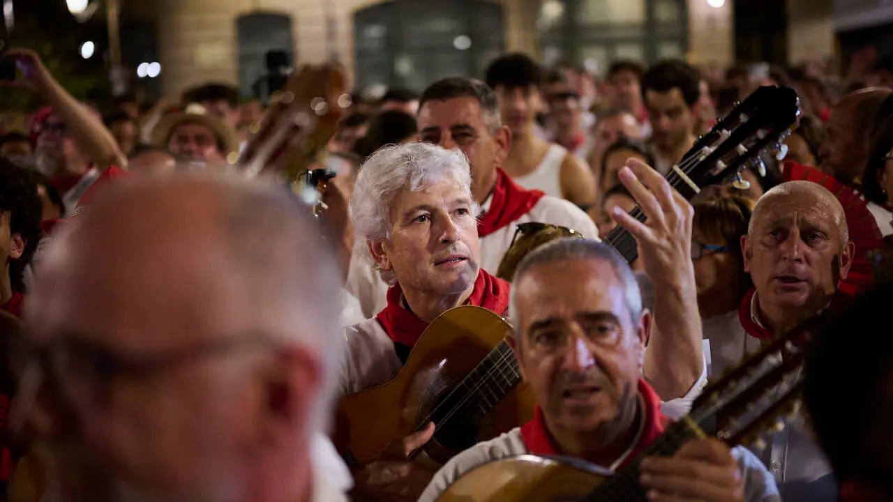 La Cofrad&iacute;a de San Saturnino ofrece el Pobre de Mi alternativo en honor al Guti. PABLO LASAOSA