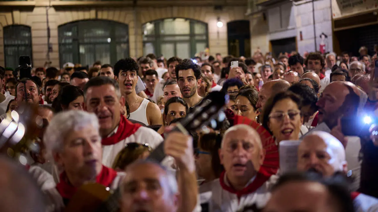 La Cofrad&iacute;a de San Saturnino ofrece el Pobre de Mi alternativo en honor al Guti. PABLO LASAOSA