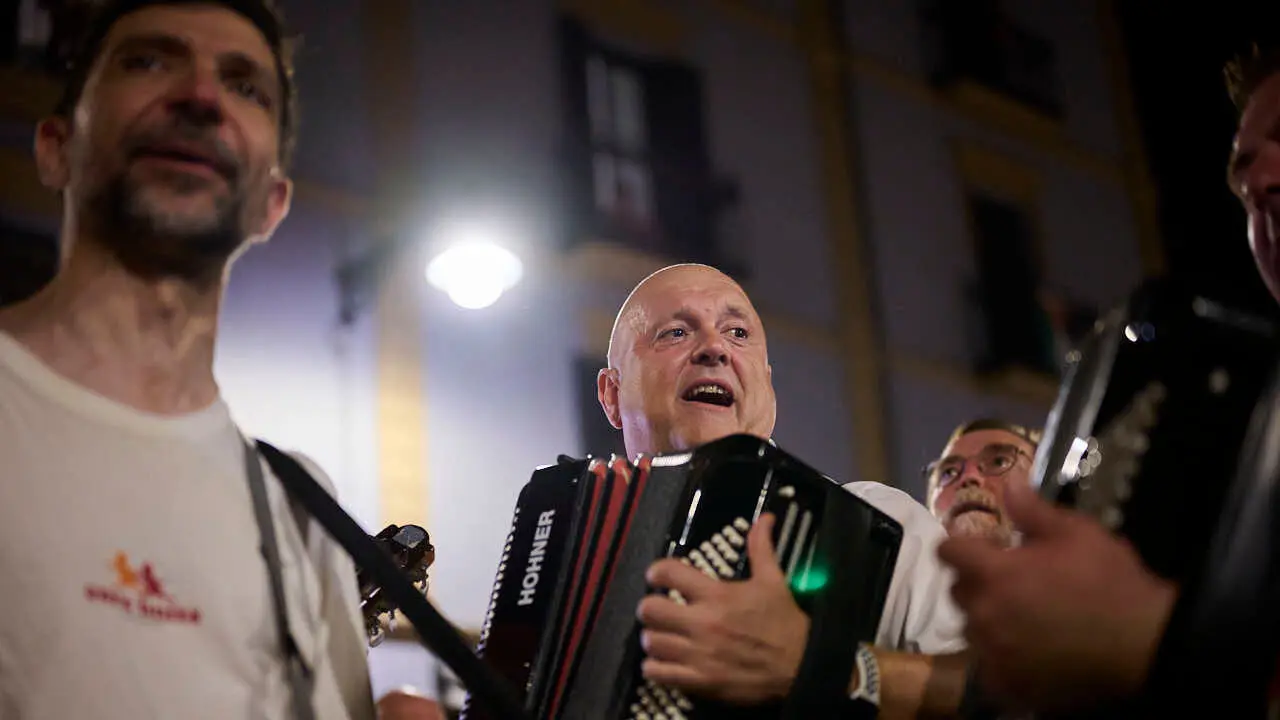 La Cofrad&iacute;a de San Saturnino ofrece el Pobre de Mi alternativo en honor al Guti. PABLO LASAOSA
