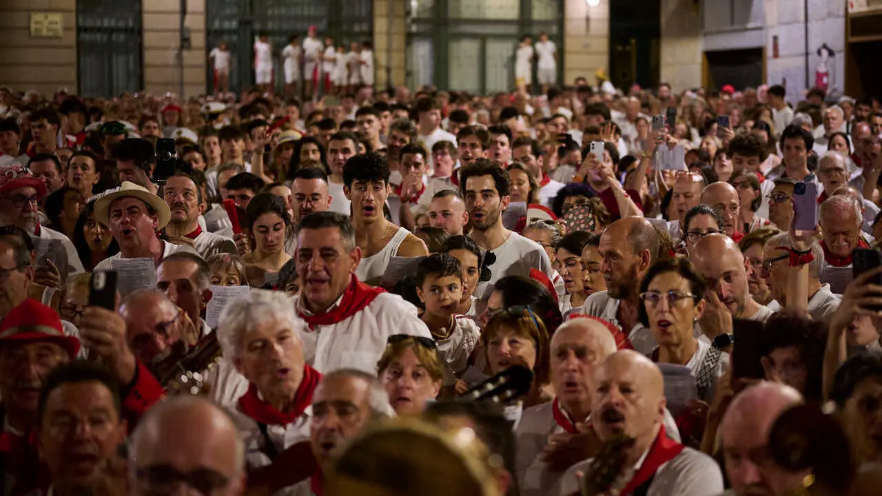 La Cofrad&iacute;a de San Saturnino ofrece el Pobre de Mi alternativo en honor al Guti. PABLO LASAOSA