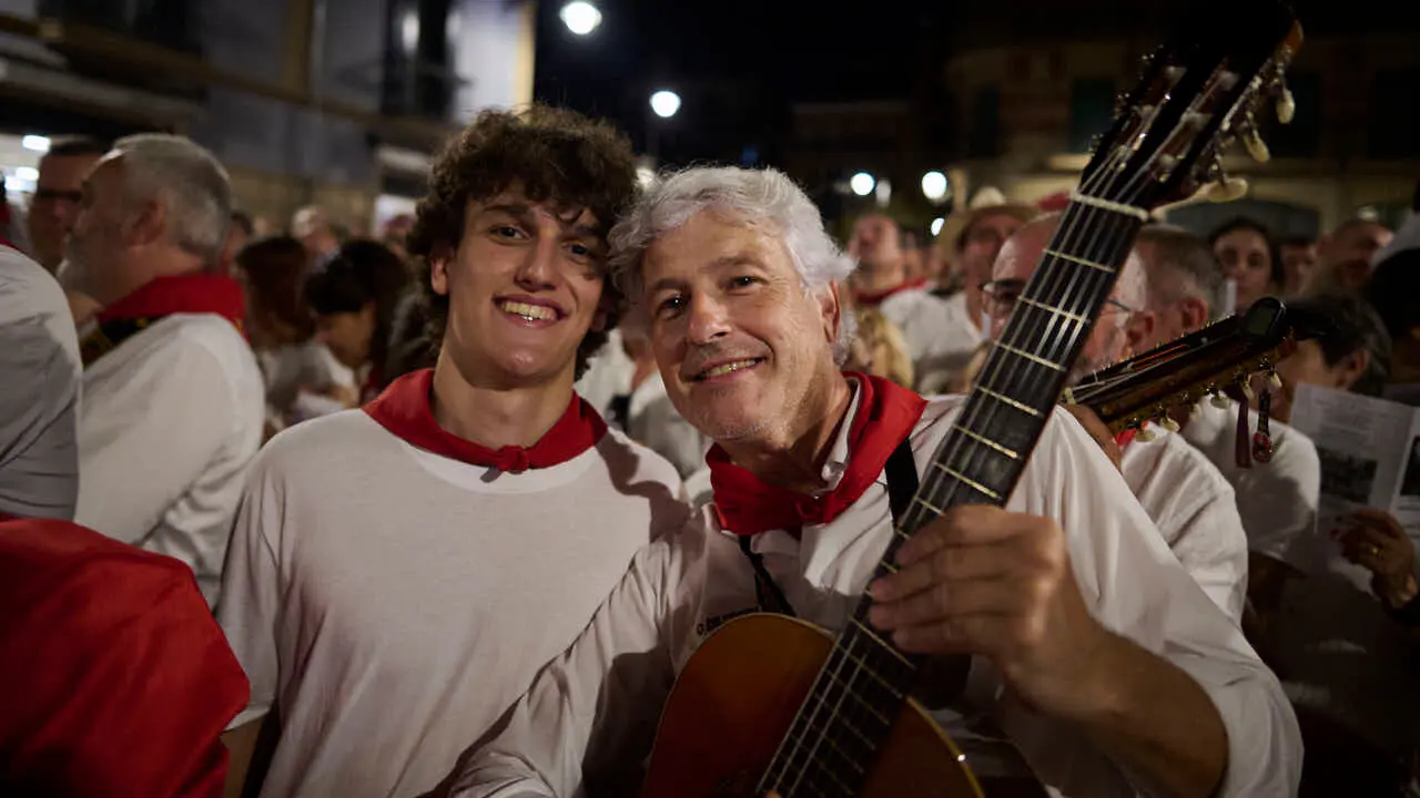La Cofrad&iacute;a de San Saturnino ofrece el Pobre de Mi alternativo en honor al Guti. PABLO LASAOSA