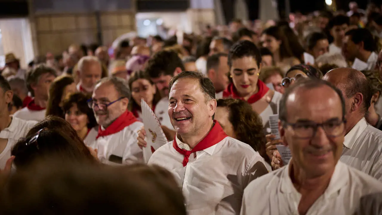 La Cofrad&iacute;a de San Saturnino ofrece el Pobre de Mi alternativo en honor al Guti. PABLO LASAOSA
