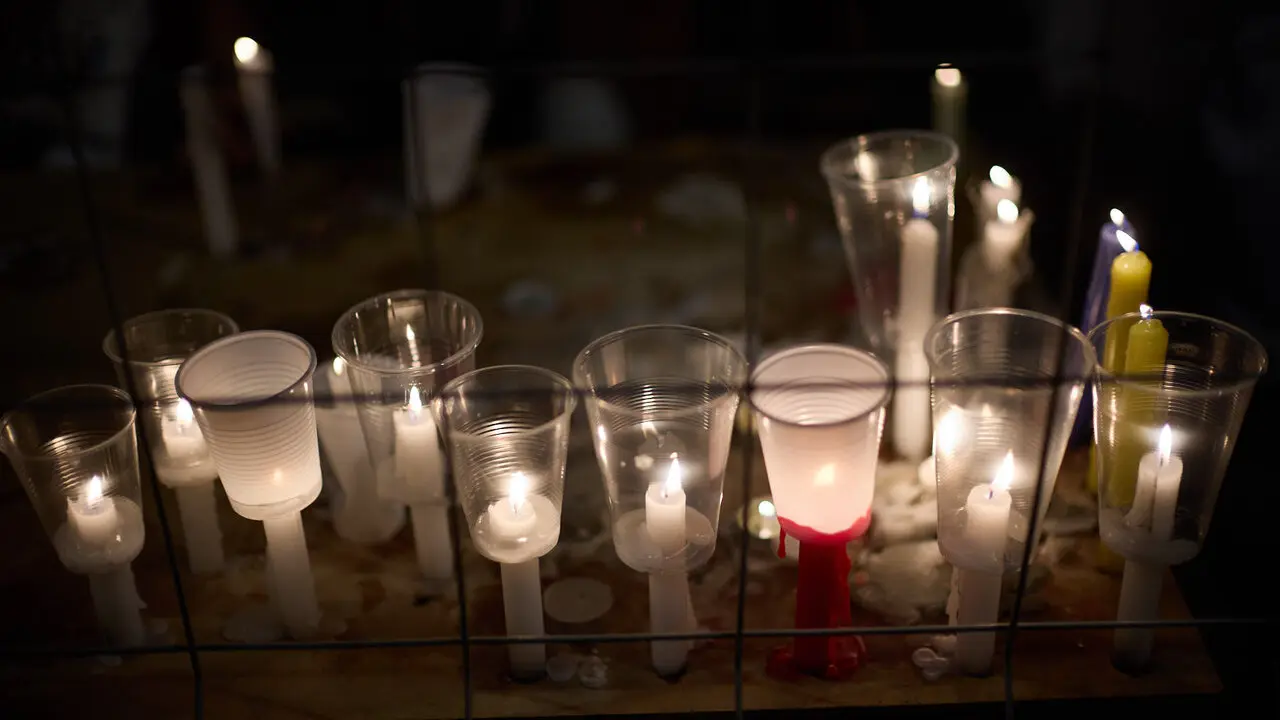 Cientos de personas depositan sus velas y pa&ntilde;uelos frente a la Iglesia de San Lorenzo momentos despu&eacute;s del Pobre de m&iacute; con el que finalizan los nueve d&iacute;as de las Fiestas de San Ferm&iacute;n 2026. I&Ntilde;IGO ALZUGARAY