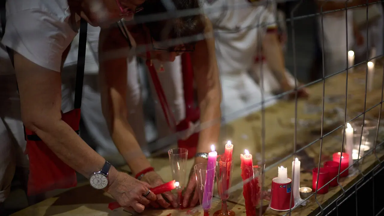 Cientos de personas depositan sus velas y pa&ntilde;uelos frente a la Iglesia de San Lorenzo momentos despu&eacute;s del Pobre de m&iacute; con el que finalizan los nueve d&iacute;as de las Fiestas de San Ferm&iacute;n 2026. I&Ntilde;IGO ALZUGARAY