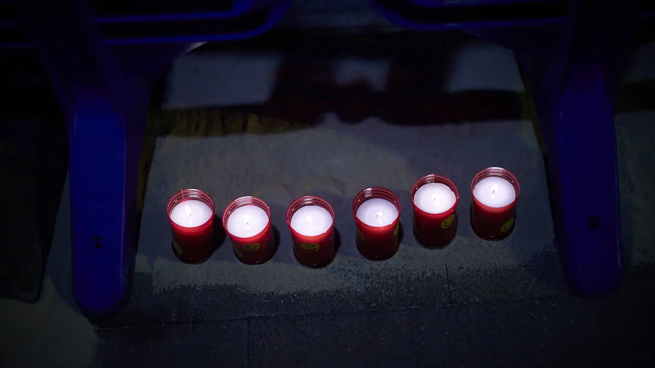 Cientos de personas depositan sus velas y pa&ntilde;uelos frente a la Iglesia de San Lorenzo momentos despu&eacute;s del Pobre de m&iacute; con el que finalizan los nueve d&iacute;as de las Fiestas de San Ferm&iacute;n 2026. I&Ntilde;IGO ALZUGARAY