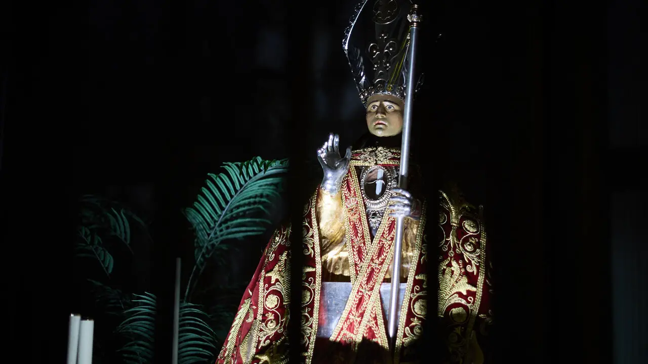 Cientos de personas depositan sus velas y pa&ntilde;uelos frente a la Iglesia de San Lorenzo momentos despu&eacute;s del Pobre de m&iacute; con el que finalizan los nueve d&iacute;as de las Fiestas de San Ferm&iacute;n 2026. I&Ntilde;IGO ALZUGARAY