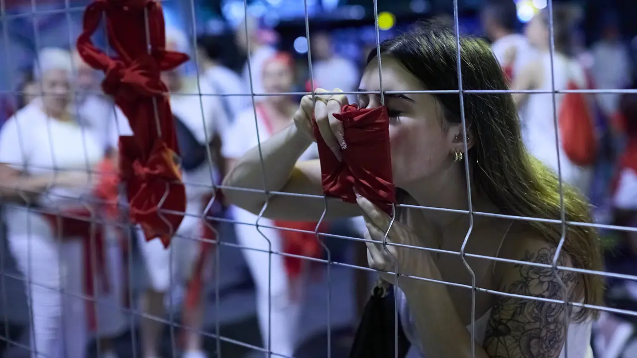 Cientos de personas depositan sus velas y pa&ntilde;uelos frente a la Iglesia de San Lorenzo momentos despu&eacute;s del Pobre de m&iacute; con el que finalizan los nueve d&iacute;as de las Fiestas de San Ferm&iacute;n 2026. I&Ntilde;IGO ALZUGARAY