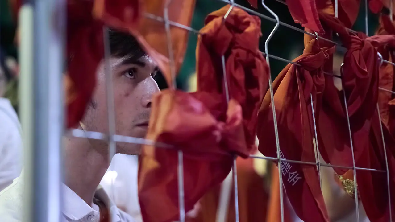 Cientos de personas depositan sus velas y pa&ntilde;uelos frente a la Iglesia de San Lorenzo momentos despu&eacute;s del Pobre de m&iacute; con el que finalizan los nueve d&iacute;as de las Fiestas de San Ferm&iacute;n 2026. I&Ntilde;IGO ALZUGARAY