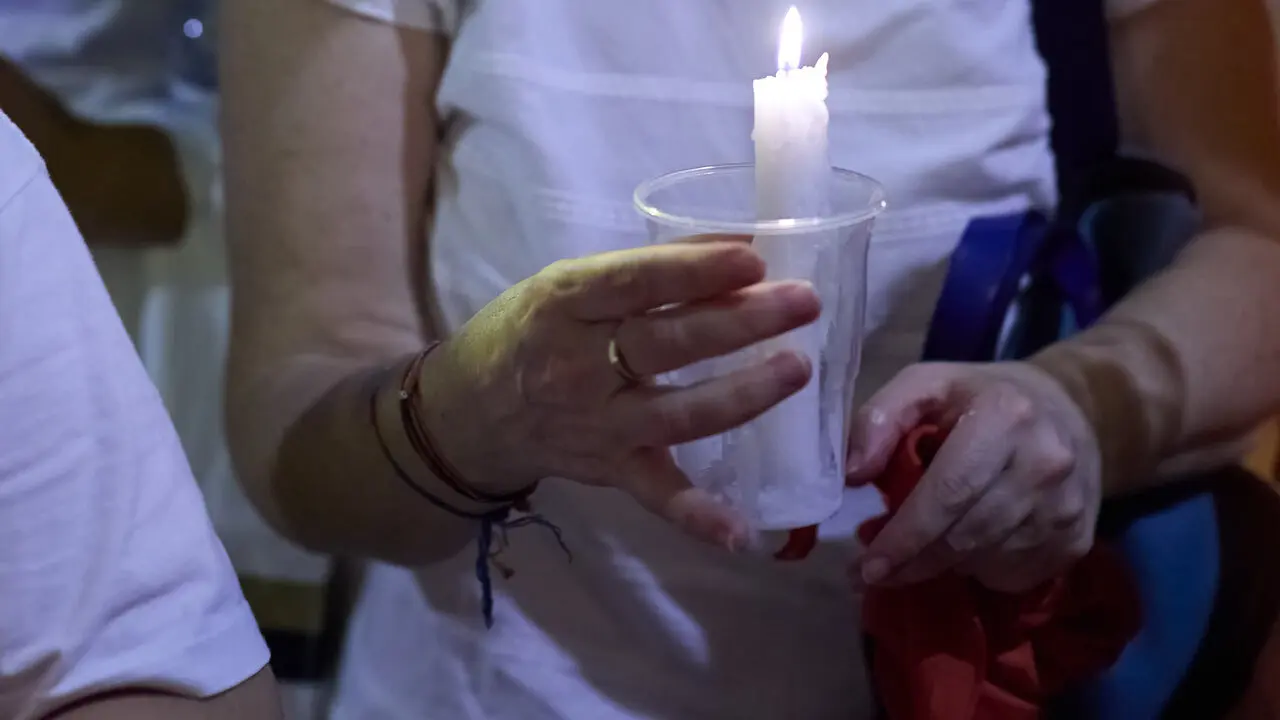 Cientos de personas depositan sus velas y pa&ntilde;uelos frente a la Iglesia de San Lorenzo momentos despu&eacute;s del Pobre de m&iacute; con el que finalizan los nueve d&iacute;as de las Fiestas de San Ferm&iacute;n 2026. I&Ntilde;IGO ALZUGARAY