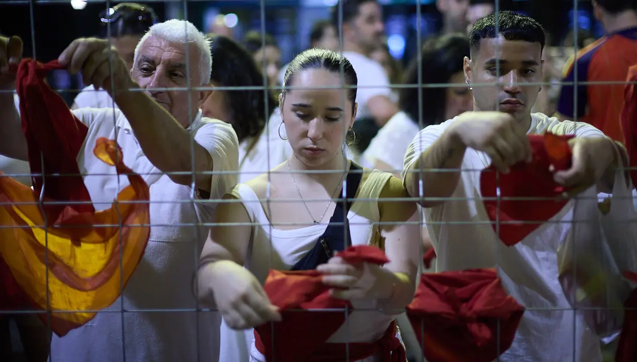 Cientos de personas depositan sus velas y pa&ntilde;uelos frente a la Iglesia de San Lorenzo momentos despu&eacute;s del Pobre de m&iacute; con el que finalizan los nueve d&iacute;as de las Fiestas de San Ferm&iacute;n 2026. I&Ntilde;IGO ALZUGARAY