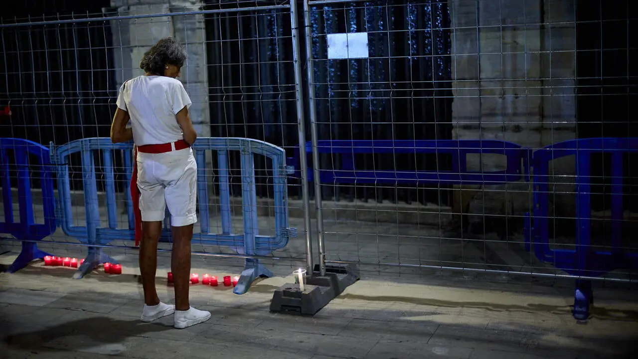 Cientos de personas depositan sus velas y pa&ntilde;uelos frente a la Iglesia de San Lorenzo momentos despu&eacute;s del Pobre de m&iacute; con el que finalizan los nueve d&iacute;as de las Fiestas de San Ferm&iacute;n 2026. I&Ntilde;IGO ALZUGARAY