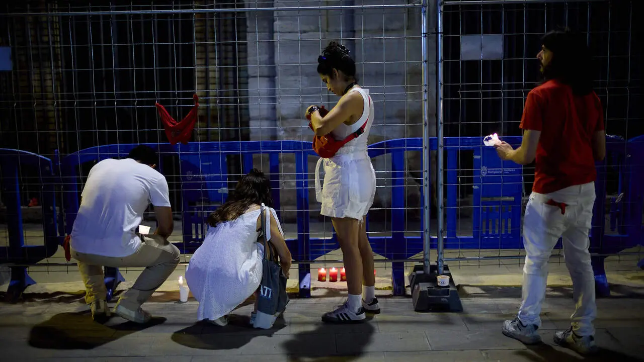 Cientos de personas depositan sus velas y pa&ntilde;uelos frente a la Iglesia de San Lorenzo momentos despu&eacute;s del Pobre de m&iacute; con el que finalizan los nueve d&iacute;as de las Fiestas de San Ferm&iacute;n 2026. I&Ntilde;IGO ALZUGARAY