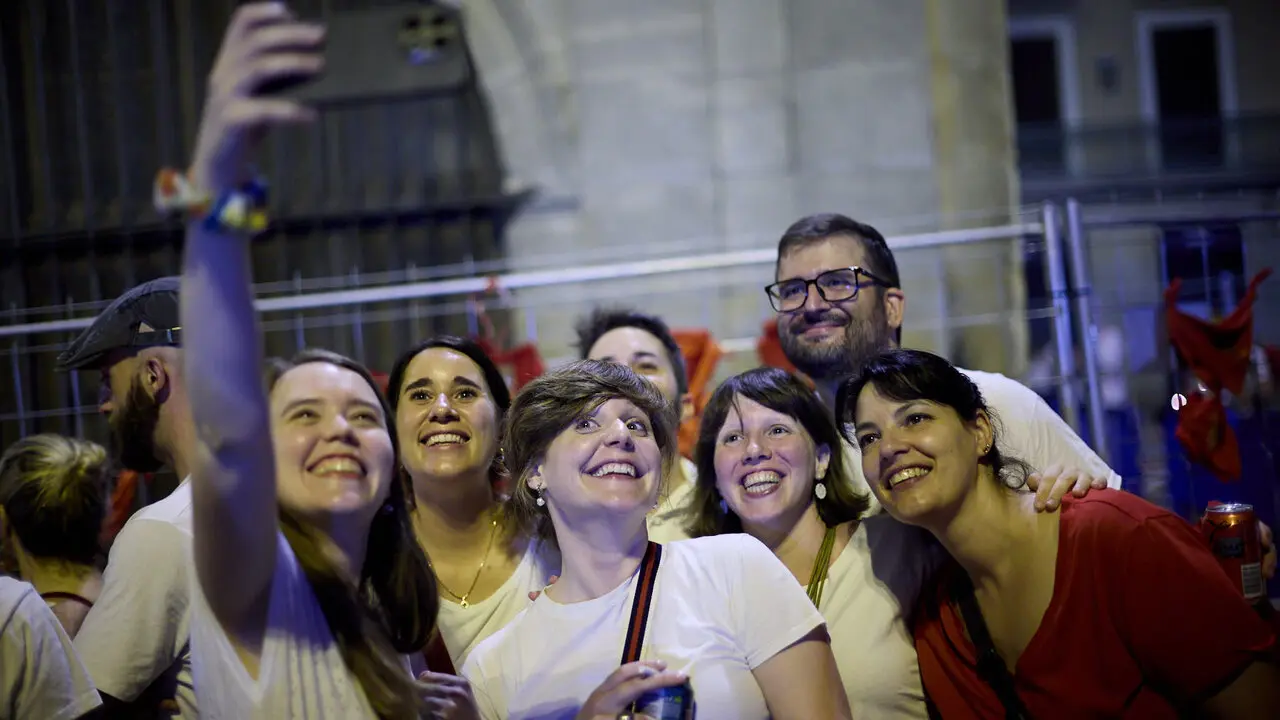 Cientos de personas depositan sus velas y pa&ntilde;uelos frente a la Iglesia de San Lorenzo momentos despu&eacute;s del Pobre de m&iacute; con el que finalizan los nueve d&iacute;as de las Fiestas de San Ferm&iacute;n 2026. I&Ntilde;IGO ALZUGARAY