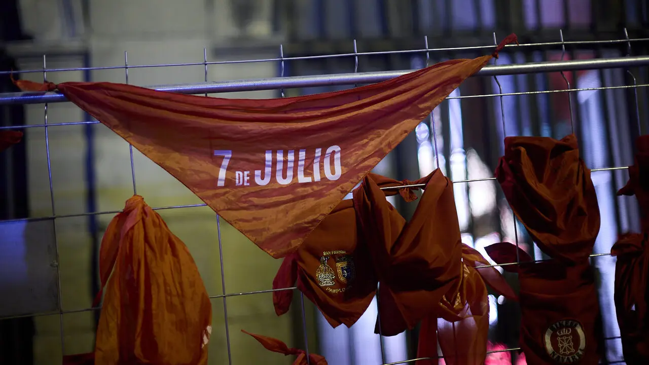 Cientos de personas depositan sus velas y pa&ntilde;uelos frente a la Iglesia de San Lorenzo momentos despu&eacute;s del Pobre de m&iacute; con el que finalizan los nueve d&iacute;as de las Fiestas de San Ferm&iacute;n 2026. I&Ntilde;IGO ALZUGARAY