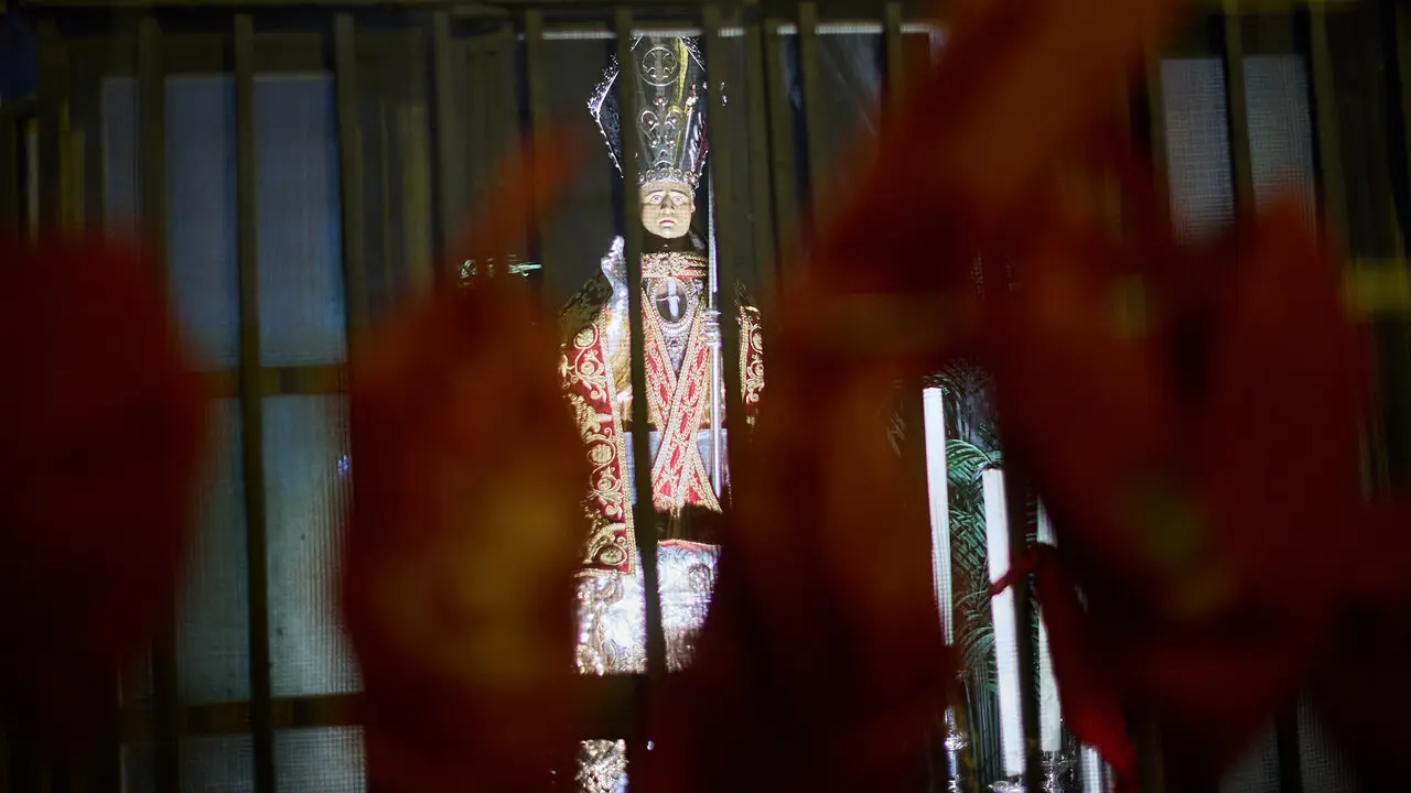 Cientos de personas depositan sus velas y pa&ntilde;uelos frente a la Iglesia de San Lorenzo momentos despu&eacute;s del Pobre de m&iacute; con el que finalizan los nueve d&iacute;as de las Fiestas de San Ferm&iacute;n 2026. I&Ntilde;IGO ALZUGARAY