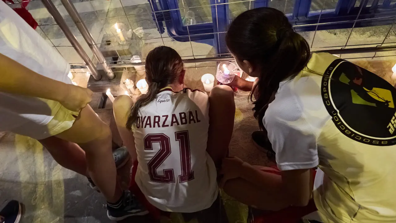 Cientos de personas depositan sus velas y pa&ntilde;uelos frente a la Iglesia de San Lorenzo momentos despu&eacute;s del Pobre de m&iacute; con el que finalizan los nueve d&iacute;as de las Fiestas de San Ferm&iacute;n 2026. I&Ntilde;IGO ALZUGARAY