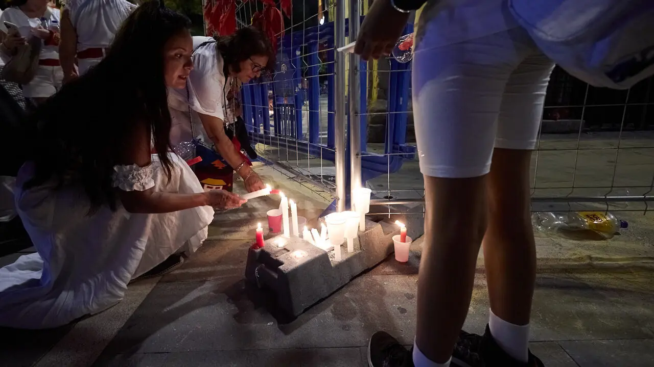 Cientos de personas depositan sus velas y pa&ntilde;uelos frente a la Iglesia de San Lorenzo momentos despu&eacute;s del Pobre de m&iacute; con el que finalizan los nueve d&iacute;as de las Fiestas de San Ferm&iacute;n 2026. I&Ntilde;IGO ALZUGARAY