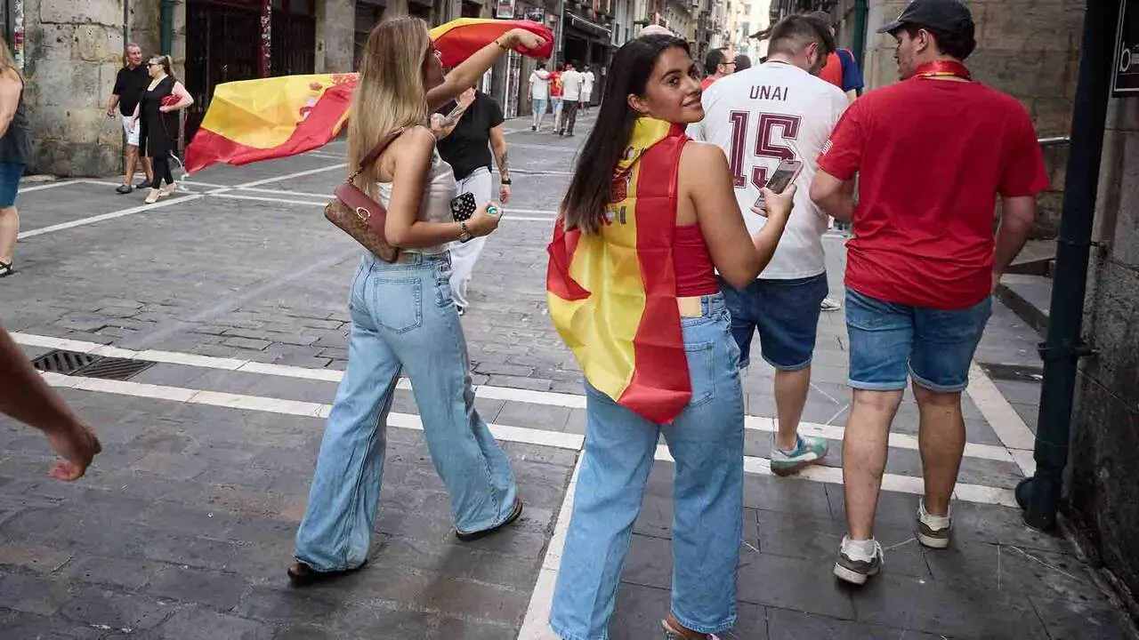 Aficionados de la selecci&oacute;n espa&ntilde;ola antes de la final del Mundial de f&uacute;tbol 2026, en la plaza del Castillo, a 19 de julio de 2026, en Pamplona, Navarra (Espa&ntilde;a). El delantero Nico Williams y el centrocampista Mikel Merino son naturales de Pamplona. El partido enfrenta a las selecciones de Espa&ntilde;a y Argentina en la final de la Copa del Mundo para ver qui&eacute;n se hace con el trofeo. El combinado espa&ntilde;ol enfrenta la segunda final de su historia, mientras que los argentinos repiten este a&ntilde;o tras disputar la final del Mundial de Qatar 2022, del que salieron campeones.

Eduardo Sanz / Europa Press
19/7/2026