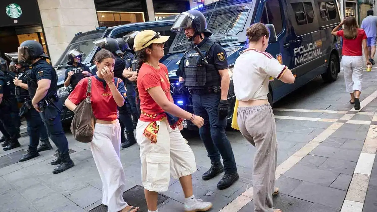 Aficionados de la selecci&oacute;n espa&ntilde;ola antes de la final del Mundial de f&uacute;tbol 2026, en la plaza del Castillo, a 19 de julio de 2026, en Pamplona, Navarra (Espa&ntilde;a). El delantero Nico Williams y el centrocampista Mikel Merino son naturales de Pamplona. El partido enfrenta a las selecciones de Espa&ntilde;a y Argentina en la final de la Copa del Mundo para ver qui&eacute;n se hace con el trofeo. El combinado espa&ntilde;ol enfrenta la segunda final de su historia, mientras que los argentinos repiten este a&ntilde;o tras disputar la final del Mundial de Qatar 2022, del que salieron campeones.

Eduardo Sanz / Europa Press
19/7/2026