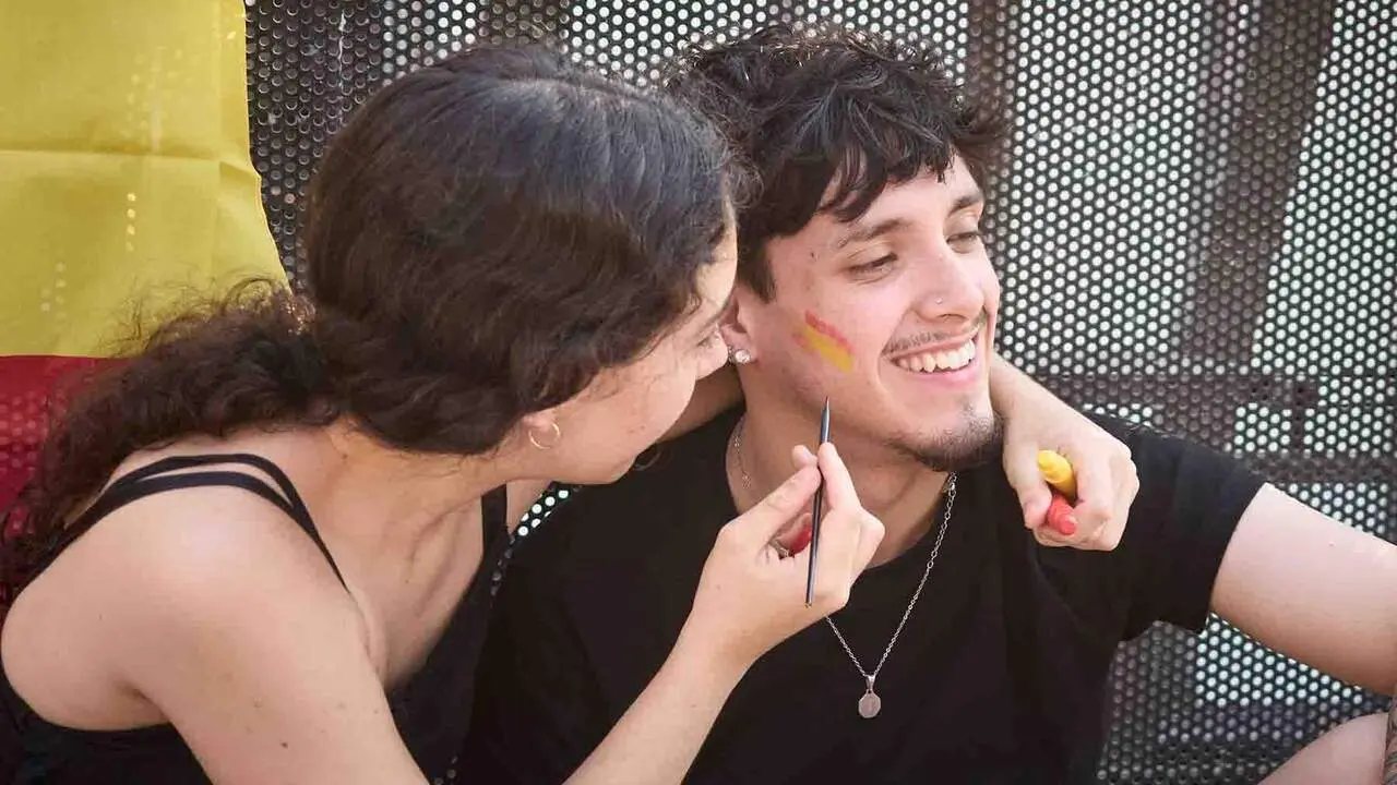 Aficionados de la selecci&oacute;n espa&ntilde;ola antes de la final del Mundial de f&uacute;tbol 2026, en la plaza del Castillo, a 19 de julio de 2026, en Pamplona, Navarra (Espa&ntilde;a). El delantero Nico Williams y el centrocampista Mikel Merino son naturales de Pamplona. El partido enfrenta a las selecciones de Espa&ntilde;a y Argentina en la final de la Copa del Mundo para ver qui&eacute;n se hace con el trofeo. El combinado espa&ntilde;ol enfrenta la segunda final de su historia, mientras que los argentinos repiten este a&ntilde;o tras disputar la final del Mundial de Qatar 2022, del que salieron campeones.

Eduardo Sanz / Europa Press
19/7/2026