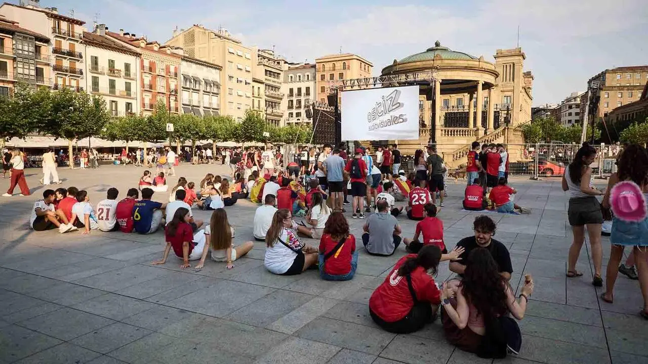 Aficionados de la selecci&oacute;n espa&ntilde;ola antes de la final del Mundial de f&uacute;tbol 2026, en la plaza del Castillo, a 19 de julio de 2026, en Pamplona, Navarra (Espa&ntilde;a). El delantero Nico Williams y el centrocampista Mikel Merino son naturales de Pamplona. El partido enfrenta a las selecciones de Espa&ntilde;a y Argentina en la final de la Copa del Mundo para ver qui&eacute;n se hace con el trofeo. El combinado espa&ntilde;ol enfrenta la segunda final de su historia, mientras que los argentinos repiten este a&ntilde;o tras disputar la final del Mundial de Qatar 2022, del que salieron campeones.

Eduardo Sanz / Europa Press
19/7/2026