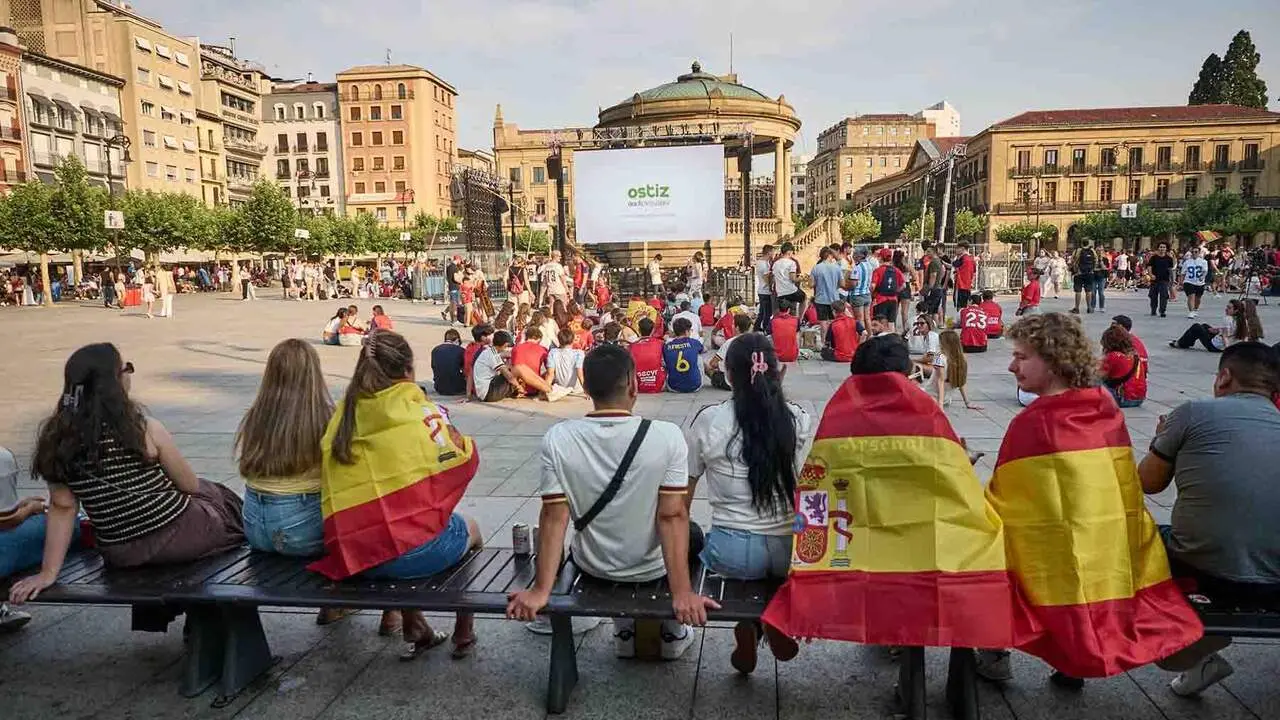 Aficionados de la selecci&oacute;n espa&ntilde;ola antes de la final del Mundial de f&uacute;tbol 2026, en la plaza del Castillo, a 19 de julio de 2026, en Pamplona, Navarra (Espa&ntilde;a). El delantero Nico Williams y el centrocampista Mikel Merino son naturales de Pamplona. El partido enfrenta a las selecciones de Espa&ntilde;a y Argentina en la final de la Copa del Mundo para ver qui&eacute;n se hace con el trofeo. El combinado espa&ntilde;ol enfrenta la segunda final de su historia, mientras que los argentinos repiten este a&ntilde;o tras disputar la final del Mundial de Qatar 2022, del que salieron campeones.

Eduardo Sanz / Europa Press
19/7/2026