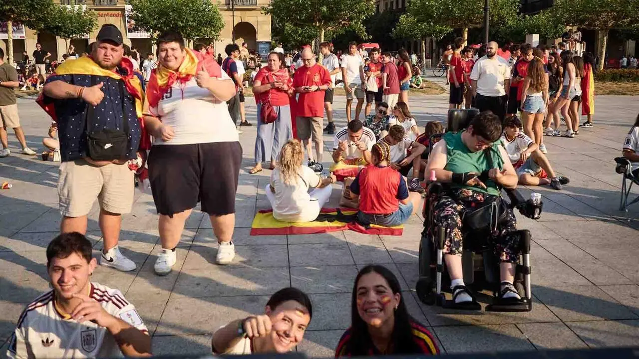 Aficionados de la selecci&oacute;n espa&ntilde;ola antes de la final del Mundial de f&uacute;tbol 2026, en la plaza del Castillo, a 19 de julio de 2026, en Pamplona, Navarra (Espa&ntilde;a). El delantero Nico Williams y el centrocampista Mikel Merino son naturales de Pamplona. El partido enfrenta a las selecciones de Espa&ntilde;a y Argentina en la final de la Copa del Mundo para ver qui&eacute;n se hace con el trofeo. El combinado espa&ntilde;ol enfrenta la segunda final de su historia, mientras que los argentinos repiten este a&ntilde;o tras disputar la final del Mundial de Qatar 2022, del que salieron campeones.

Eduardo Sanz / Europa Press
19/7/2026