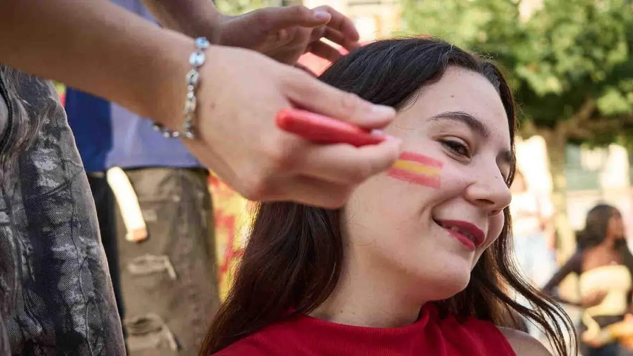 Aficionados de la selecci&oacute;n espa&ntilde;ola antes de la final del Mundial de f&uacute;tbol 2026, en la plaza del Castillo, a 19 de julio de 2026, en Pamplona, Navarra (Espa&ntilde;a). El delantero Nico Williams y el centrocampista Mikel Merino son naturales de Pamplona. El partido enfrenta a las selecciones de Espa&ntilde;a y Argentina en la final de la Copa del Mundo para ver qui&eacute;n se hace con el trofeo. El combinado espa&ntilde;ol enfrenta la segunda final de su historia, mientras que los argentinos repiten este a&ntilde;o tras disputar la final del Mundial de Qatar 2022, del que salieron campeones.

Eduardo Sanz / Europa Press
19/7/2026