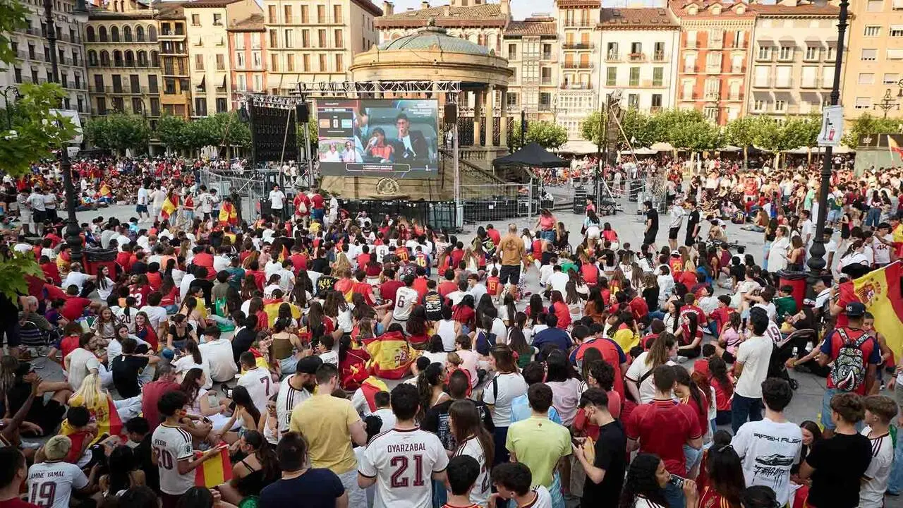 Aficionados de la selecci&oacute;n espa&ntilde;ola antes de la final del Mundial de f&uacute;tbol 2026, en la plaza del Castillo, a 19 de julio de 2026, en Pamplona, Navarra (Espa&ntilde;a). El delantero Nico Williams y el centrocampista Mikel Merino son naturales de Pamplona. El partido enfrenta a las selecciones de Espa&ntilde;a y Argentina en la final de la Copa del Mundo para ver qui&eacute;n se hace con el trofeo. El combinado espa&ntilde;ol enfrenta la segunda final de su historia, mientras que los argentinos repiten este a&ntilde;o tras disputar la final del Mundial de Qatar 2022, del que salieron campeones.

Eduardo Sanz / Europa Press
19/7/2026
