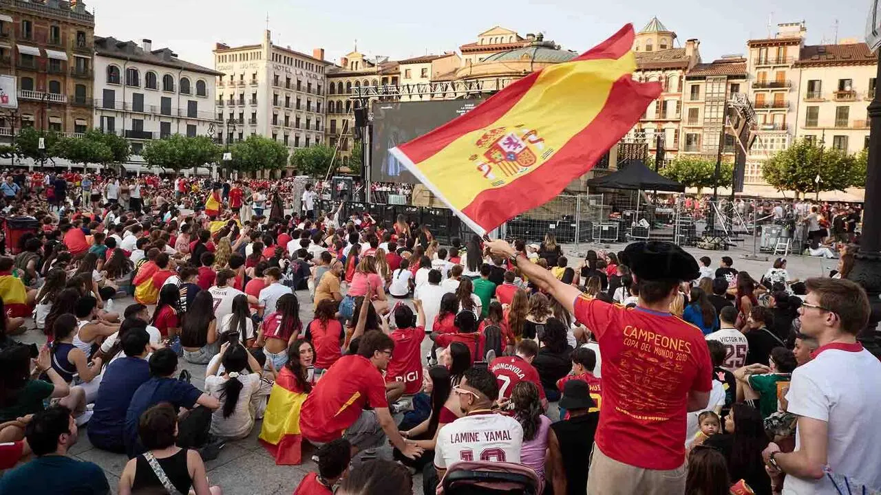 Aficionados de la selecci&oacute;n espa&ntilde;ola antes de la final del Mundial de f&uacute;tbol 2026, en la plaza del Castillo, a 19 de julio de 2026, en Pamplona, Navarra (Espa&ntilde;a). El delantero Nico Williams y el centrocampista Mikel Merino son naturales de Pamplona. El partido enfrenta a las selecciones de Espa&ntilde;a y Argentina en la final de la Copa del Mundo para ver qui&eacute;n se hace con el trofeo. El combinado espa&ntilde;ol enfrenta la segunda final de su historia, mientras que los argentinos repiten este a&ntilde;o tras disputar la final del Mundial de Qatar 2022, del que salieron campeones.

Eduardo Sanz / Europa Press
19/7/2026
