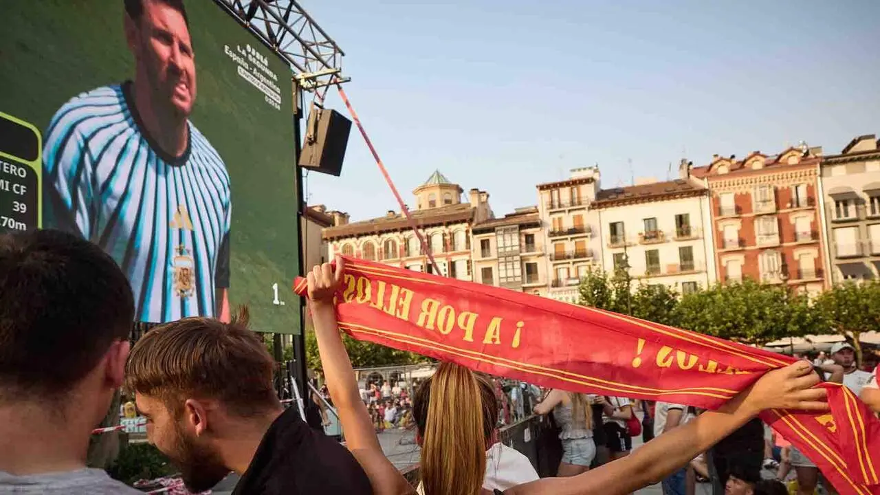 Aficionados de la selecci&oacute;n espa&ntilde;ola antes de la final del Mundial de f&uacute;tbol 2026, en la plaza del Castillo, a 19 de julio de 2026, en Pamplona, Navarra (Espa&ntilde;a). El delantero Nico Williams y el centrocampista Mikel Merino son naturales de Pamplona. El partido enfrenta a las selecciones de Espa&ntilde;a y Argentina en la final de la Copa del Mundo para ver qui&eacute;n se hace con el trofeo. El combinado espa&ntilde;ol enfrenta la segunda final de su historia, mientras que los argentinos repiten este a&ntilde;o tras disputar la final del Mundial de Qatar 2022, del que salieron campeones.

Eduardo Sanz / Europa Press
19/7/2026