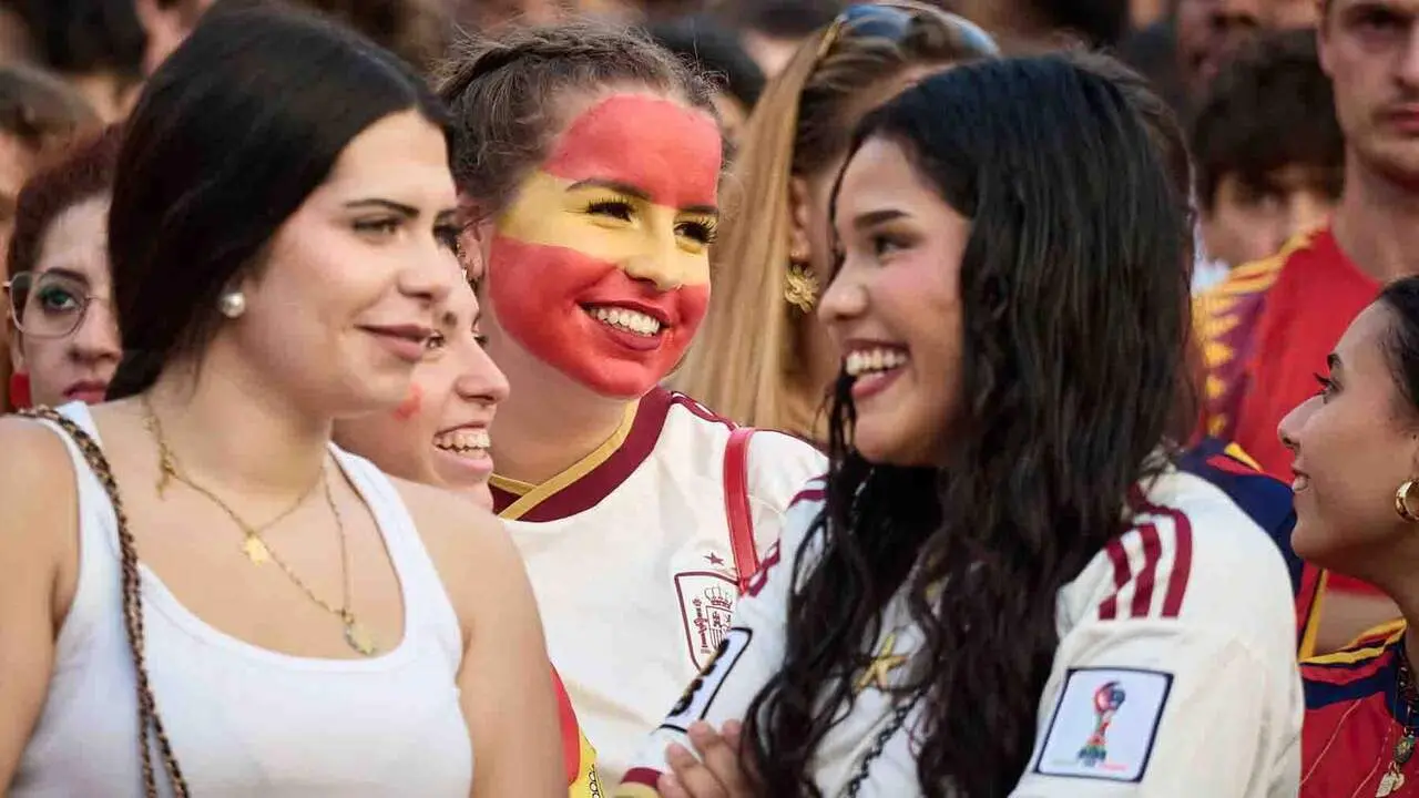 Aficionados de la selecci&oacute;n espa&ntilde;ola durante  la final del Mundial de f&uacute;tbol 2026, en la plaza del Castillo, a 19 de julio de 2026, en Pamplona, Navarra (Espa&ntilde;a). El delantero Nico Williams y el centrocampista Mikel Merino son naturales de Pamplona. El partido enfrenta a las selecciones de Espa&ntilde;a y Argentina en la final de la Copa del Mundo para ver qui&eacute;n se hace con el trofeo. El combinado espa&ntilde;ol enfrenta la segunda final de su historia, mientras que los argentinos repiten este a&ntilde;o tras disputar la final del Mundial de Qatar 2022, del que salieron campeones.

Eduardo Sanz / Europa Press
19/7/2026