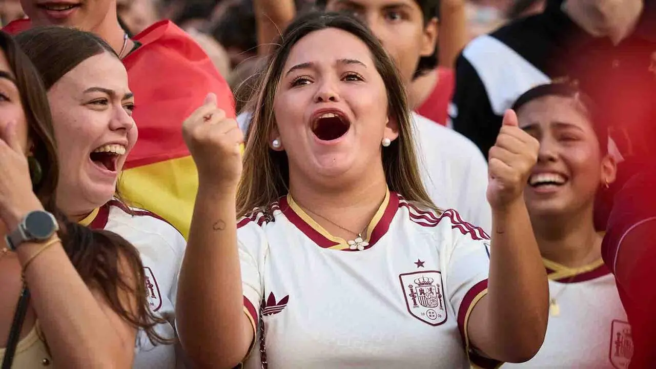 Aficionados de la selecci&oacute;n espa&ntilde;ola durante  la final del Mundial de f&uacute;tbol 2026, en la plaza del Castillo, a 19 de julio de 2026, en Pamplona, Navarra (Espa&ntilde;a). El delantero Nico Williams y el centrocampista Mikel Merino son naturales de Pamplona. El partido enfrenta a las selecciones de Espa&ntilde;a y Argentina en la final de la Copa del Mundo para ver qui&eacute;n se hace con el trofeo. El combinado espa&ntilde;ol enfrenta la segunda final de su historia, mientras que los argentinos repiten este a&ntilde;o tras disputar la final del Mundial de Qatar 2022, del que salieron campeones.

Eduardo Sanz / Europa Press
19/7/2026