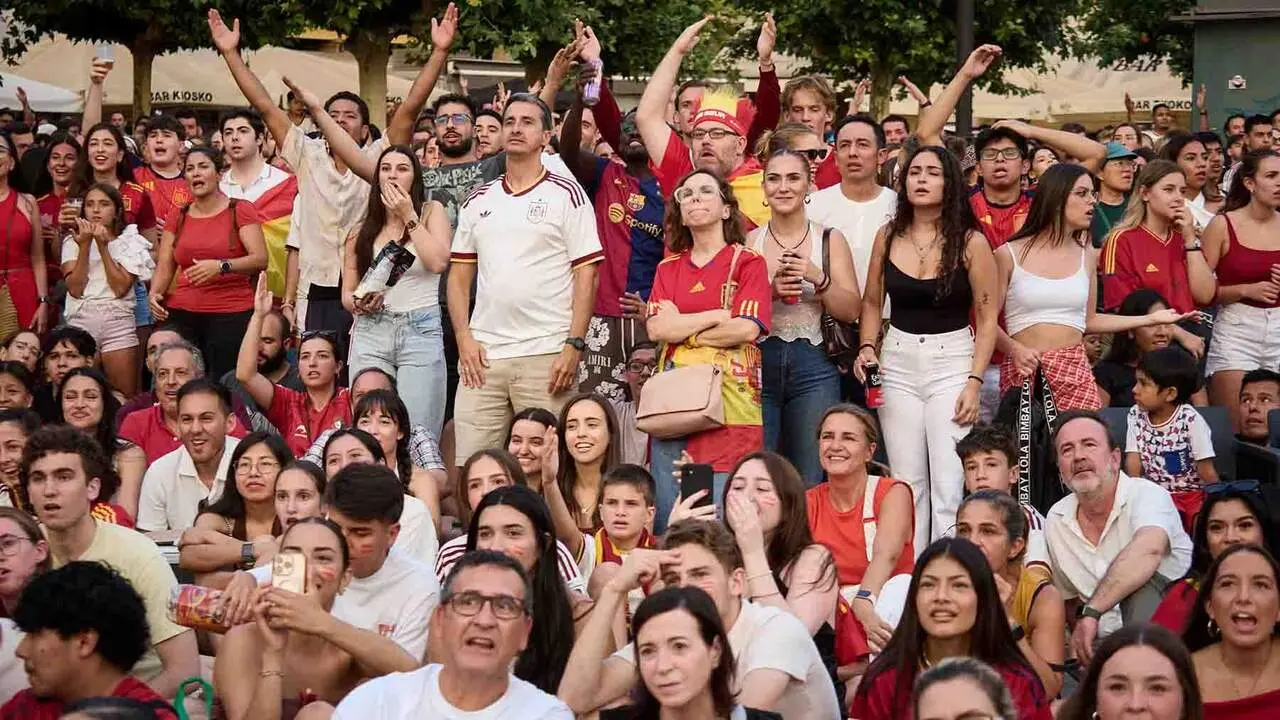 Aficionados de la selecci&oacute;n espa&ntilde;ola durante  la final del Mundial de f&uacute;tbol 2026, en la plaza del Castillo, a 19 de julio de 2026, en Pamplona, Navarra (Espa&ntilde;a). El delantero Nico Williams y el centrocampista Mikel Merino son naturales de Pamplona. El partido enfrenta a las selecciones de Espa&ntilde;a y Argentina en la final de la Copa del Mundo para ver qui&eacute;n se hace con el trofeo. El combinado espa&ntilde;ol enfrenta la segunda final de su historia, mientras que los argentinos repiten este a&ntilde;o tras disputar la final del Mundial de Qatar 2022, del que salieron campeones.

Eduardo Sanz / Europa Press
19/7/2026