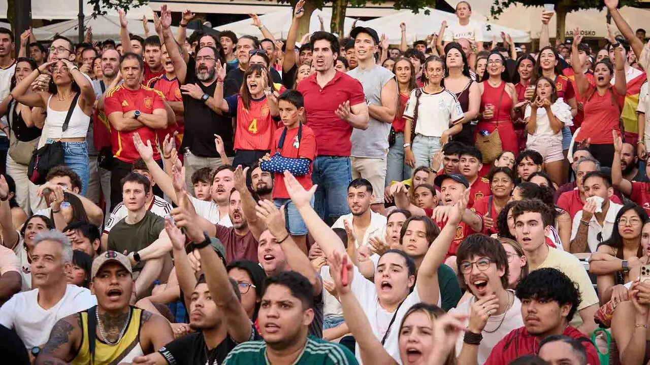 Aficionados de la selecci&oacute;n espa&ntilde;ola durante  la final del Mundial de f&uacute;tbol 2026, en la plaza del Castillo, a 19 de julio de 2026, en Pamplona, Navarra (Espa&ntilde;a). El delantero Nico Williams y el centrocampista Mikel Merino son naturales de Pamplona. El partido enfrenta a las selecciones de Espa&ntilde;a y Argentina en la final de la Copa del Mundo para ver qui&eacute;n se hace con el trofeo. El combinado espa&ntilde;ol enfrenta la segunda final de su historia, mientras que los argentinos repiten este a&ntilde;o tras disputar la final del Mundial de Qatar 2022, del que salieron campeones.

Eduardo Sanz / Europa Press
19/7/2026