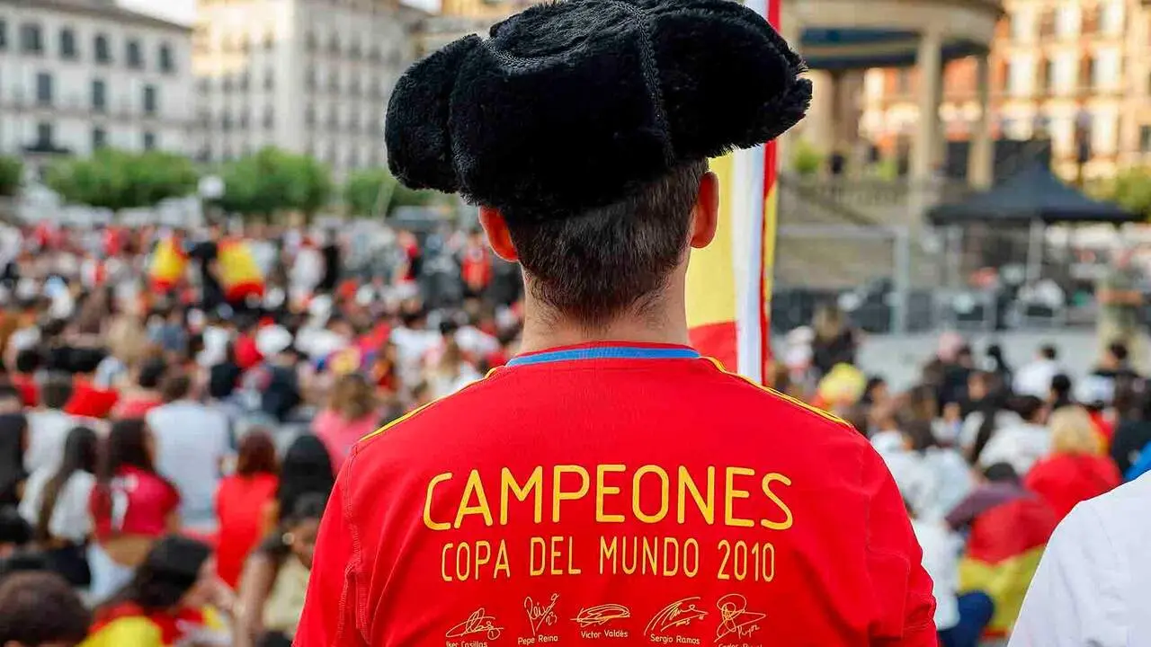 Aficionados esperan la retransmisi&oacute;n de la final del Mundial 2026 que disputan las selecciones nacionales de Espa&ntilde;a y Argentina este domingo, en la plaza del Castillo de Pamplona. EFE/ Villar L&oacute;pez