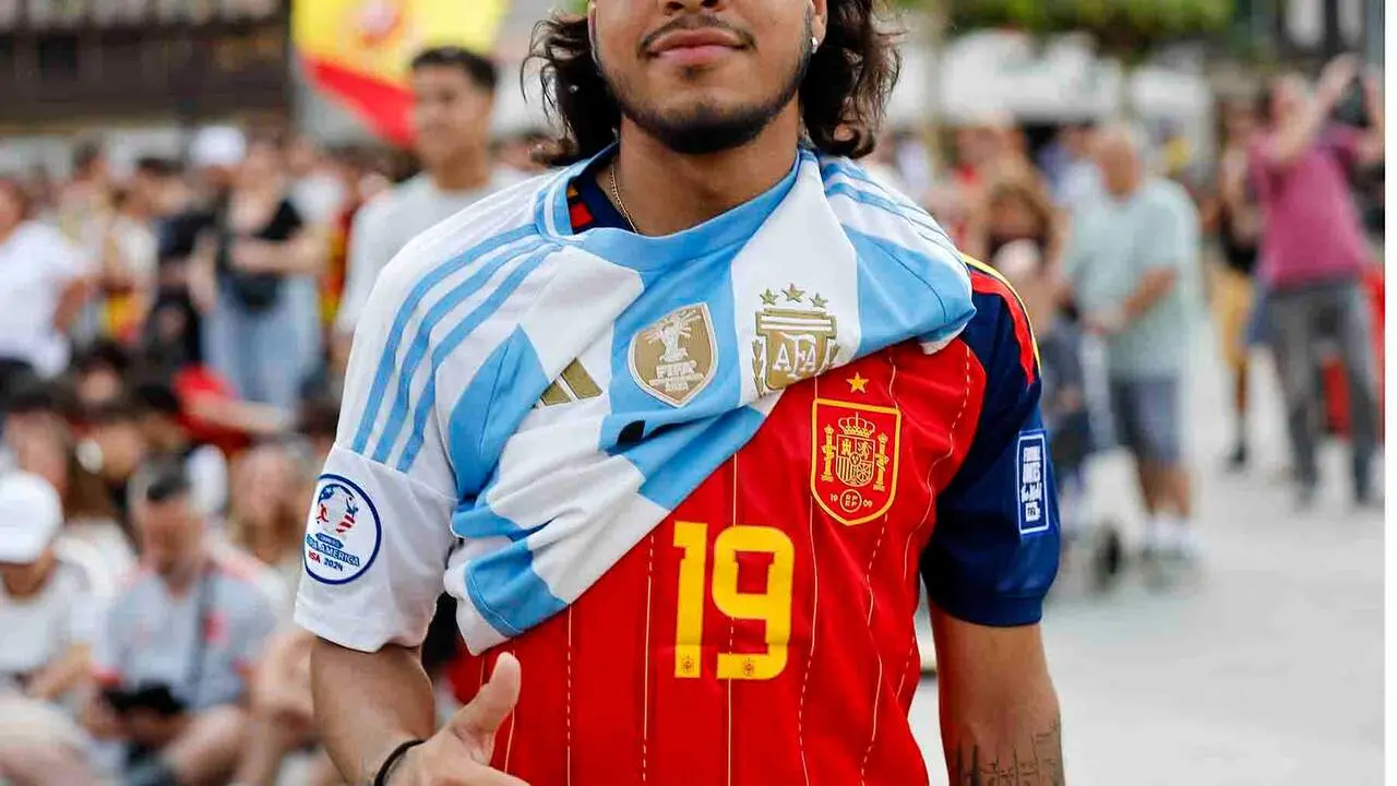 Aficionados esperan la retransmisi&oacute;n de la final del Mundial 2026 que disputan las selecciones nacionales de Espa&ntilde;a y Argentina este domingo, en la plaza del Castillo de Pamplona. EFE/ Villar L&oacute;pez
