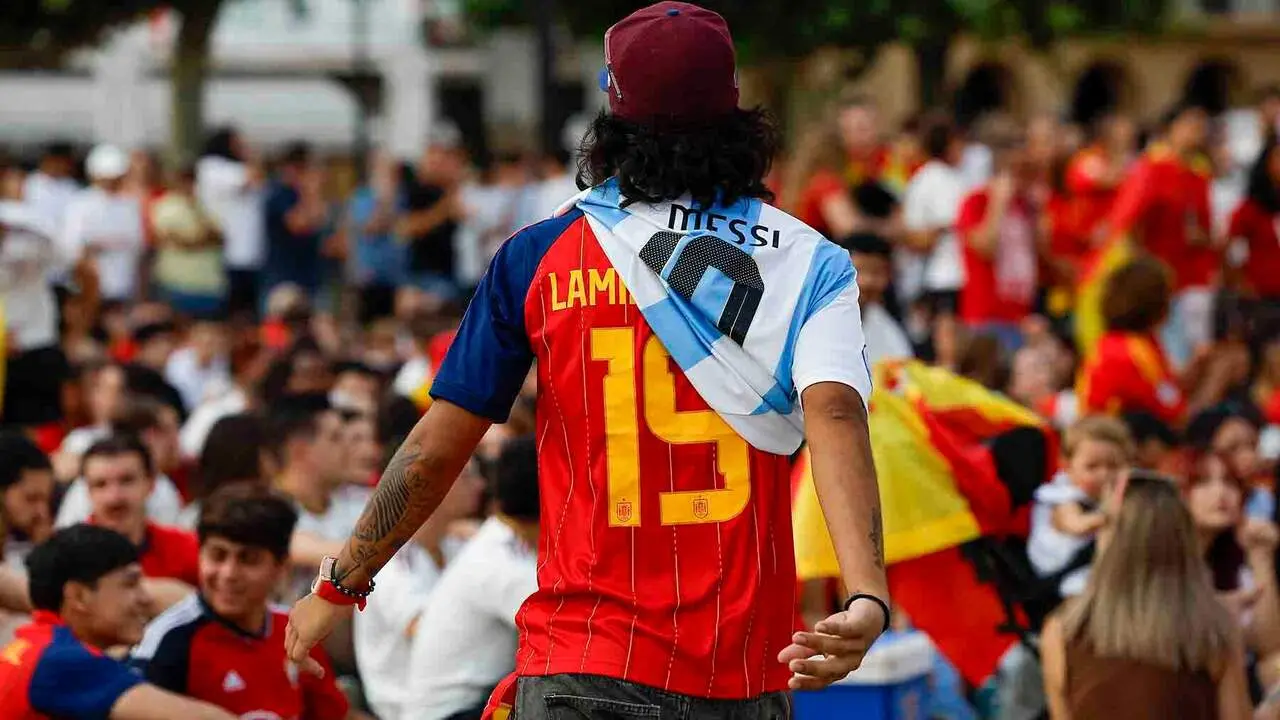 Aficionados esperan la retransmisi&oacute;n de la final del Mundial 2026 que disputan las selecciones nacionales de Espa&ntilde;a y Argentina este domingo, en la plaza del Castillo de Pamplona. EFE/ Villar L&oacute;pez