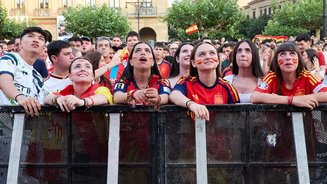 Seguimiento de la final del Mundial de f&uacute;tbol entre Espa&ntilde;a y Argentina en las pantallas gigantes instaladas en la Plaza del Castillo de Pamplona. I&Ntilde;IGO ALZUGARAY