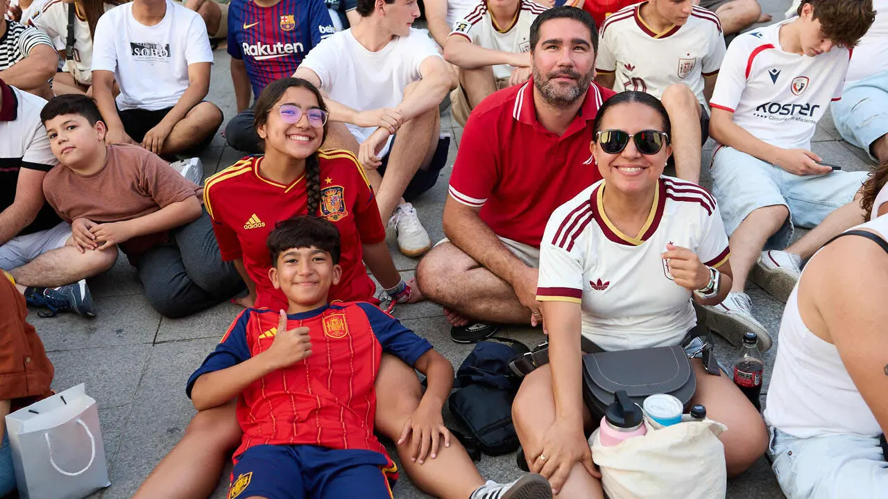 Seguimiento de la final del Mundial de f&uacute;tbol entre Espa&ntilde;a y Argentina en las pantallas gigantes instaladas en la Plaza del Castillo de Pamplona. I&Ntilde;IGO ALZUGARAY
