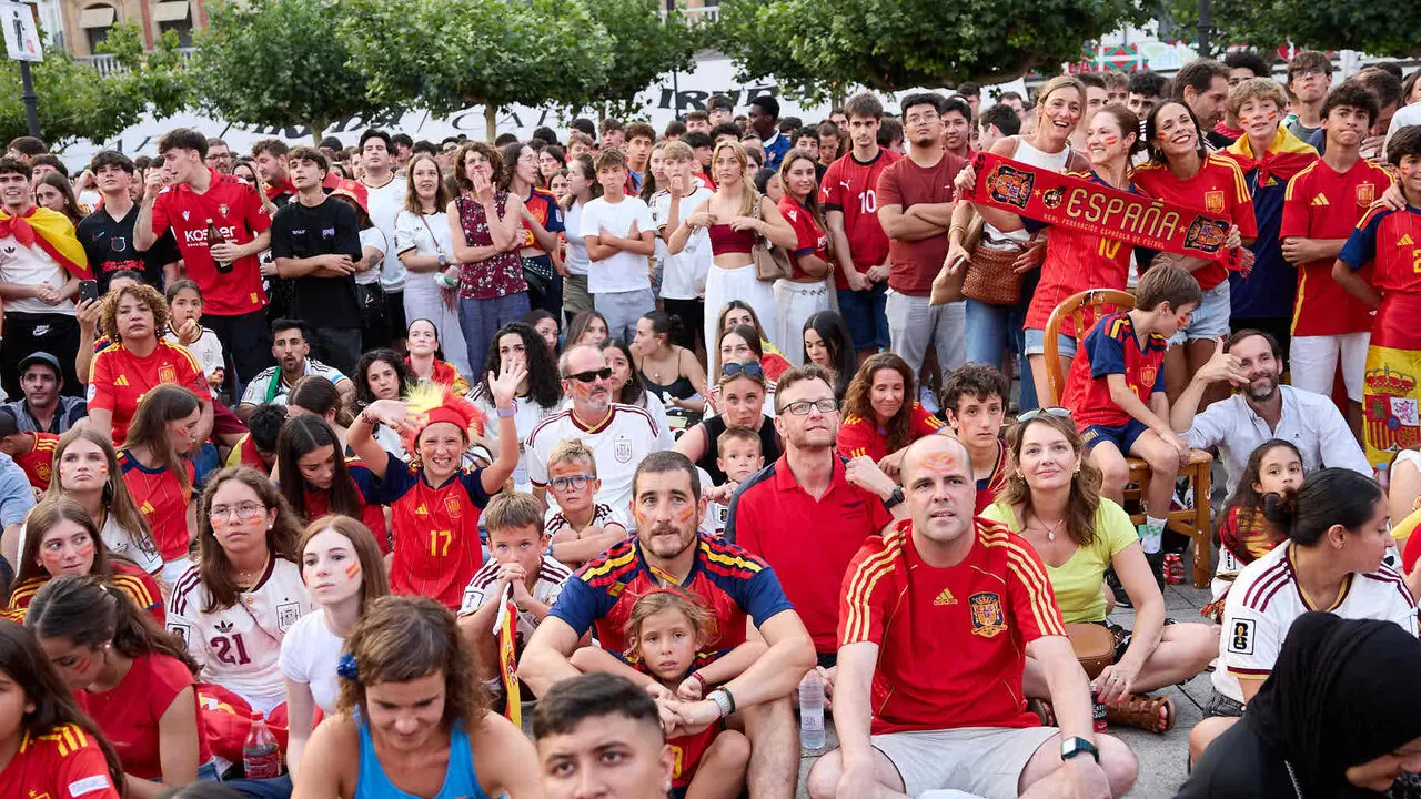 Seguimiento de la final del Mundial de f&uacute;tbol entre Espa&ntilde;a y Argentina en las pantallas gigantes instaladas en la Plaza del Castillo de Pamplona. I&Ntilde;IGO ALZUGARAY