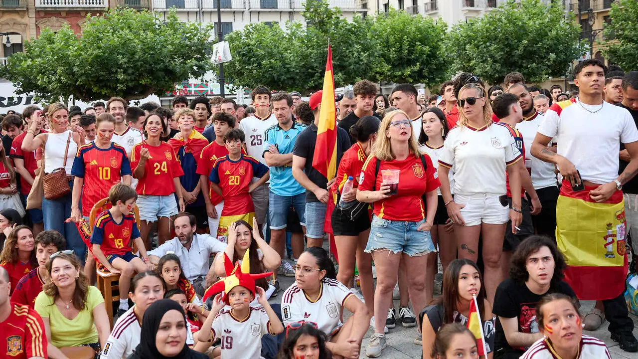 Seguimiento de la final del Mundial de f&uacute;tbol entre Espa&ntilde;a y Argentina en las pantallas gigantes instaladas en la Plaza del Castillo de Pamplona. I&Ntilde;IGO ALZUGARAY