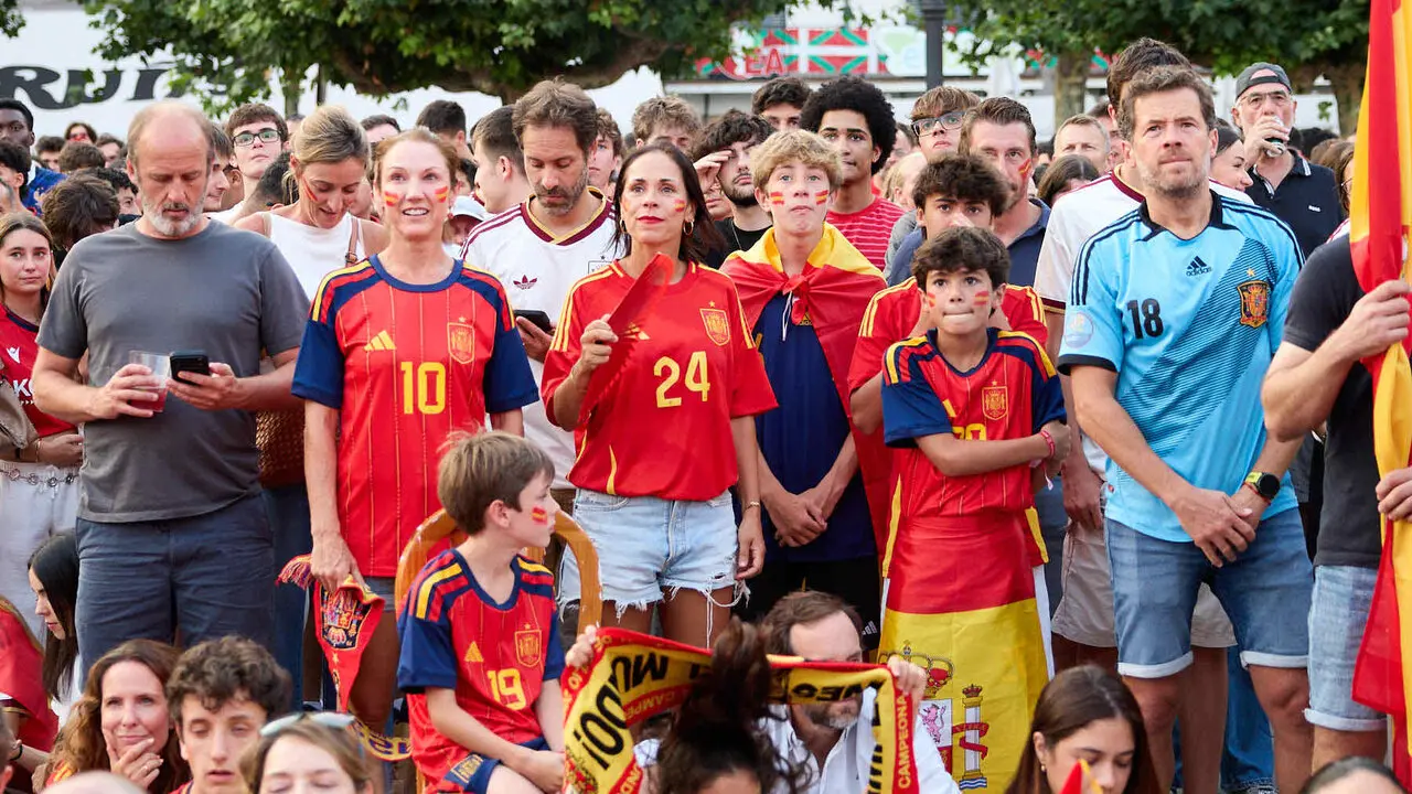 Seguimiento de la final del Mundial de f&uacute;tbol entre Espa&ntilde;a y Argentina en las pantallas gigantes instaladas en la Plaza del Castillo de Pamplona. I&Ntilde;IGO ALZUGARAY