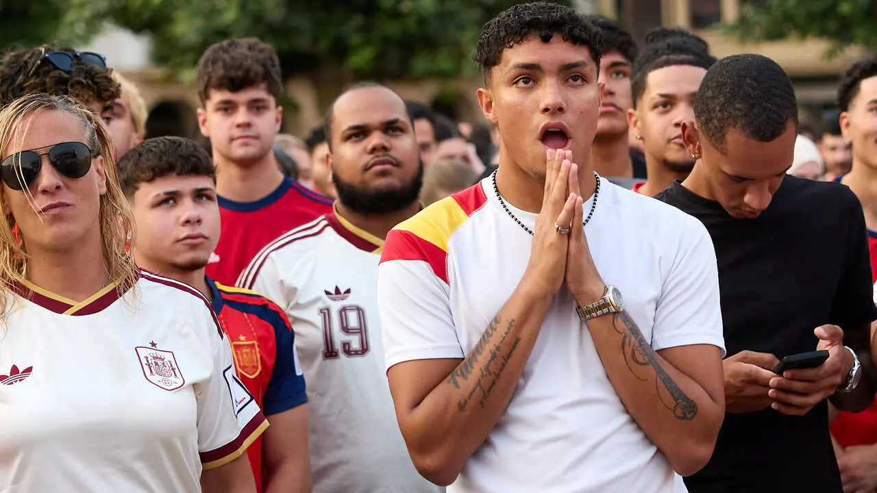 Seguimiento de la final del Mundial de f&uacute;tbol entre Espa&ntilde;a y Argentina en las pantallas gigantes instaladas en la Plaza del Castillo de Pamplona. I&Ntilde;IGO ALZUGARAY