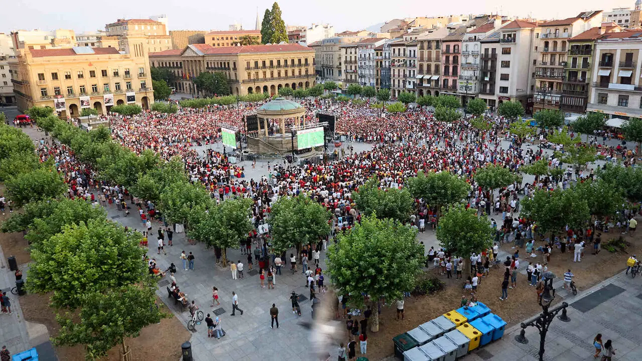 Seguimiento de la final del Mundial de f&uacute;tbol entre Espa&ntilde;a y Argentina en las pantallas gigantes instaladas en la Plaza del Castillo de Pamplona. I&Ntilde;IGO ALZUGARAY
