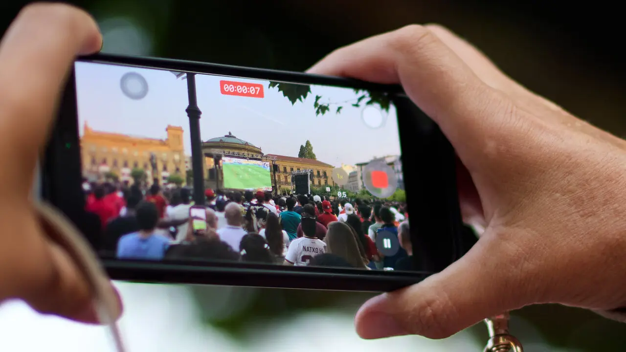 Seguimiento de la final del Mundial de f&uacute;tbol entre Espa&ntilde;a y Argentina en las pantallas gigantes instaladas en la Plaza del Castillo de Pamplona. I&Ntilde;IGO ALZUGARAY